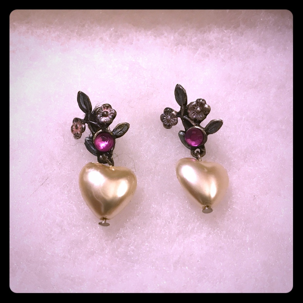 HEART-SHAPED EARRINGS